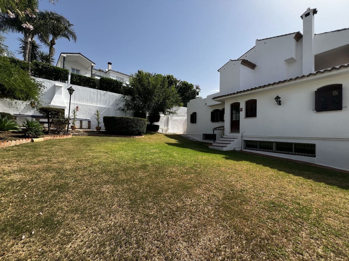 5 soverom Villa til salgs i Estepona med garasje - € 1 925 000 (Ref: 9524886)