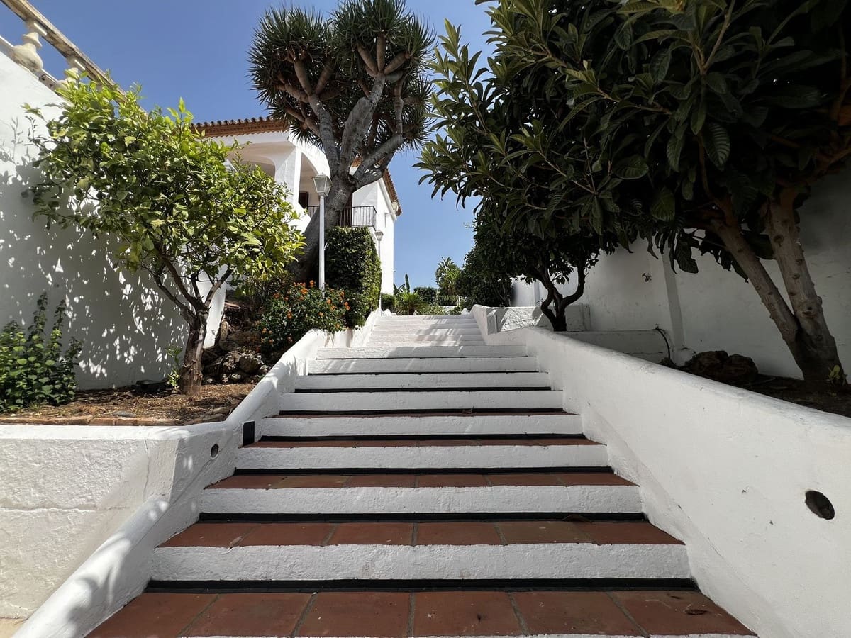 5 soverom Villa til salgs i Estepona med garasje - € 1 925 000 (Ref: 9524886)