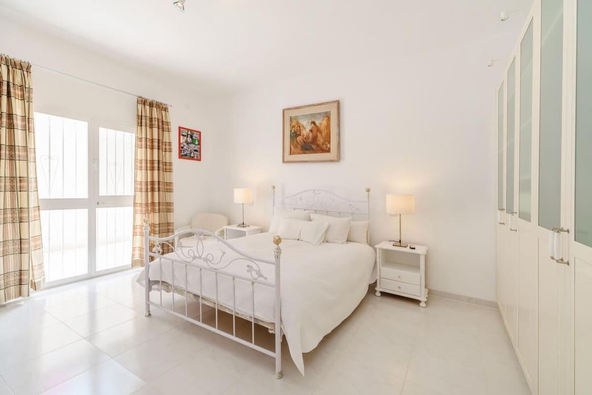 5 bedroom Villa for sale in Estepona with garage - € 2,400,000 (Ref: 9524889)