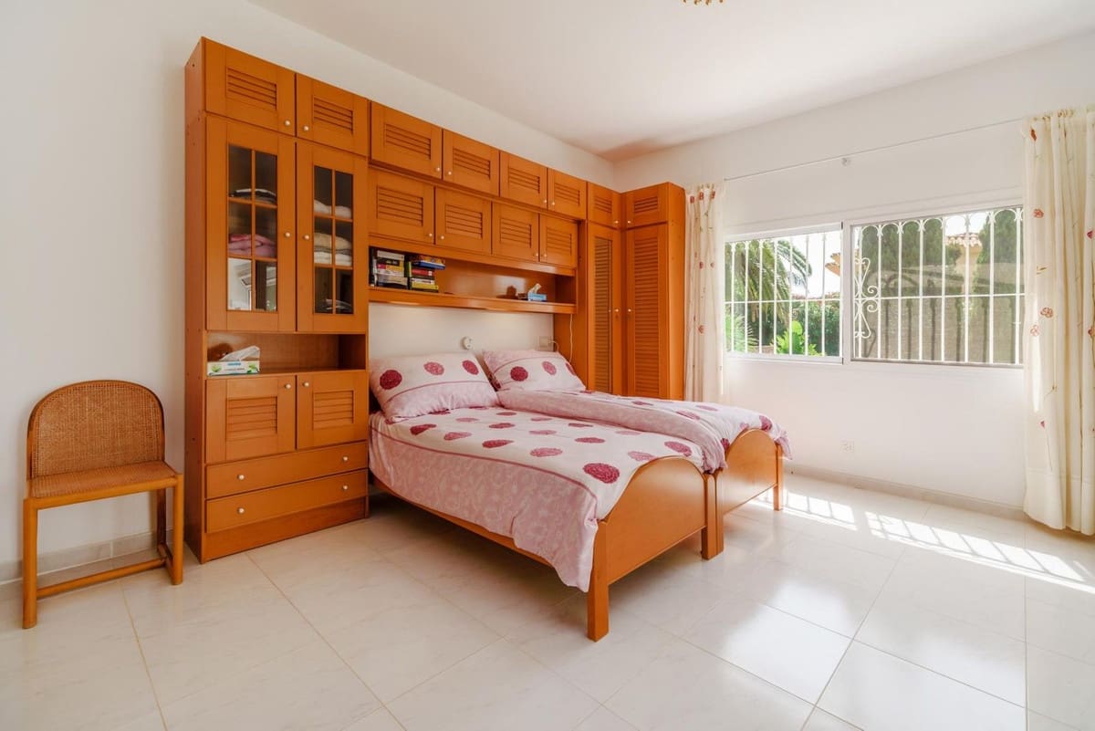 5 bedroom Villa for sale in Estepona with garage - € 2,400,000 (Ref: 9524889)