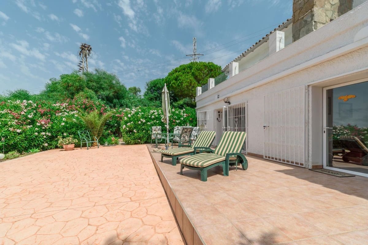 5 bedroom Villa for sale in Estepona with garage - € 2,400,000 (Ref: 9524889)