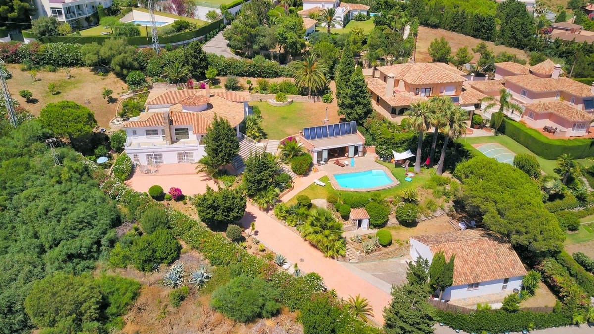 5 bedroom Villa for sale in Estepona with garage - € 2,400,000 (Ref: 9524889)