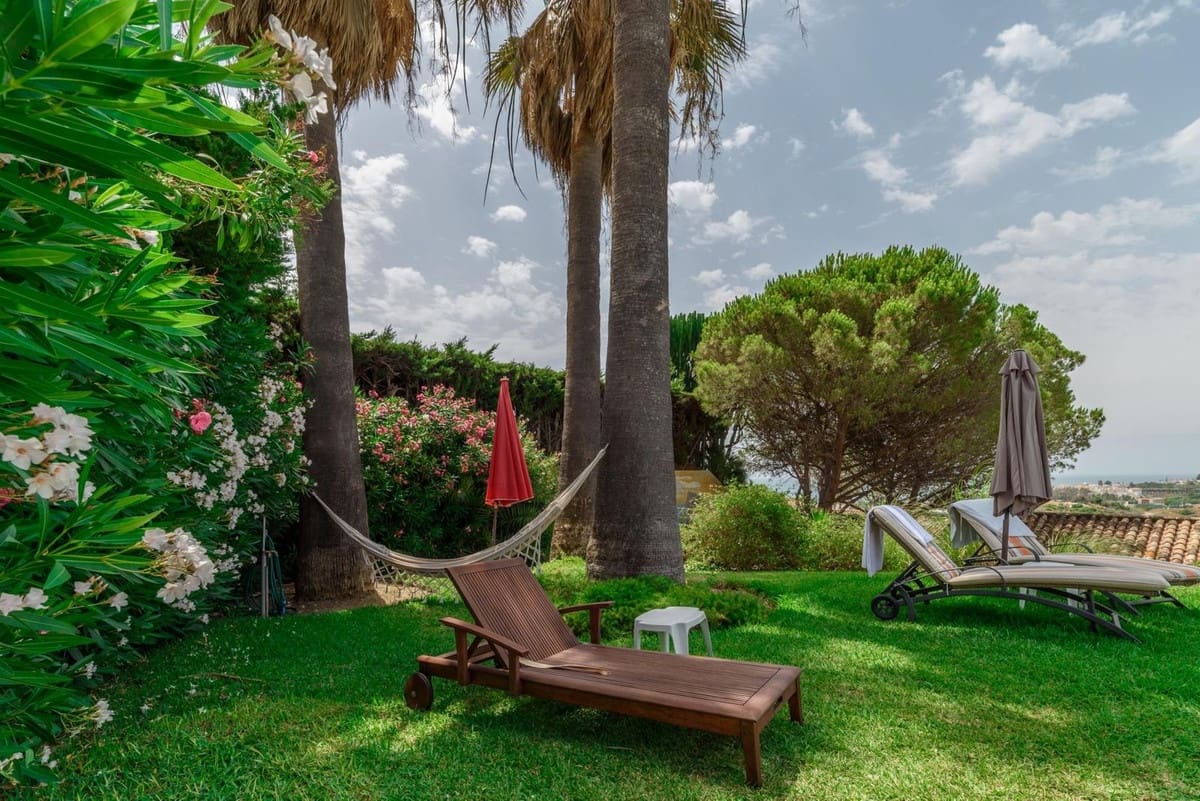 5 bedroom Villa for sale in Estepona with garage - € 2,400,000 (Ref: 9524889)
