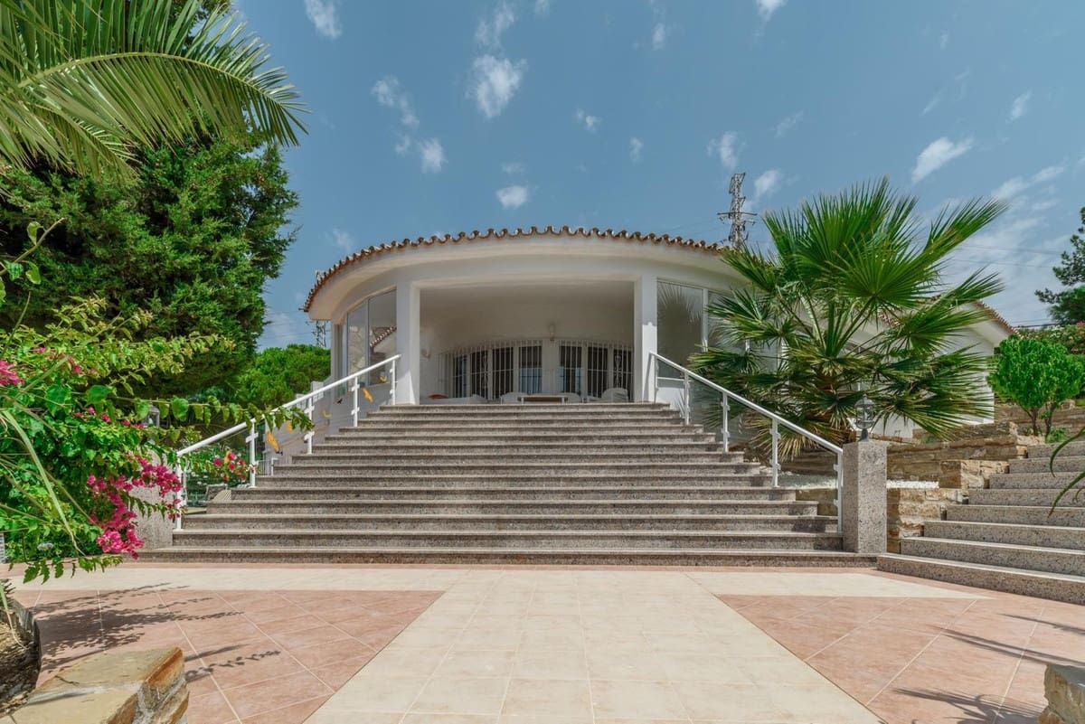 5 bedroom Villa for sale in Estepona with garage - € 2,400,000 (Ref: 9524889)