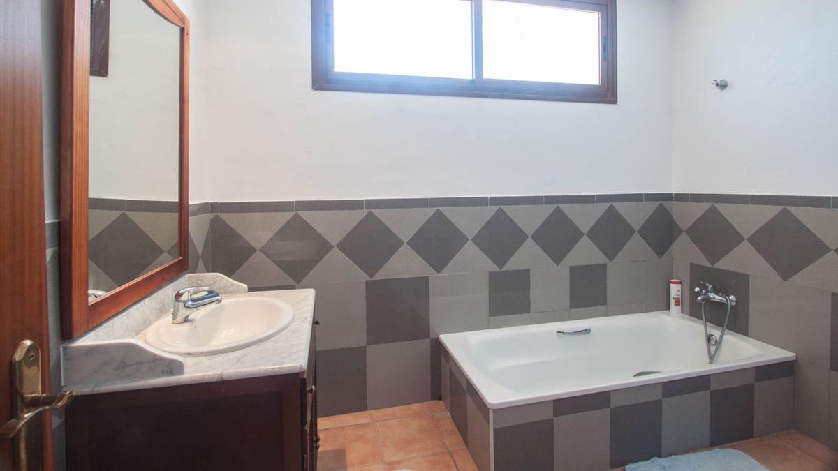 3 slaapkamer Villa te koop in El Padron - € 2.400.000 (Ref: 9524890)