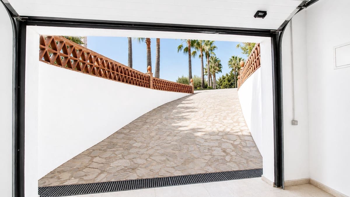 3 bedroom Villa for sale in El Padron - € 2,000,000 (Ref: 9524890)