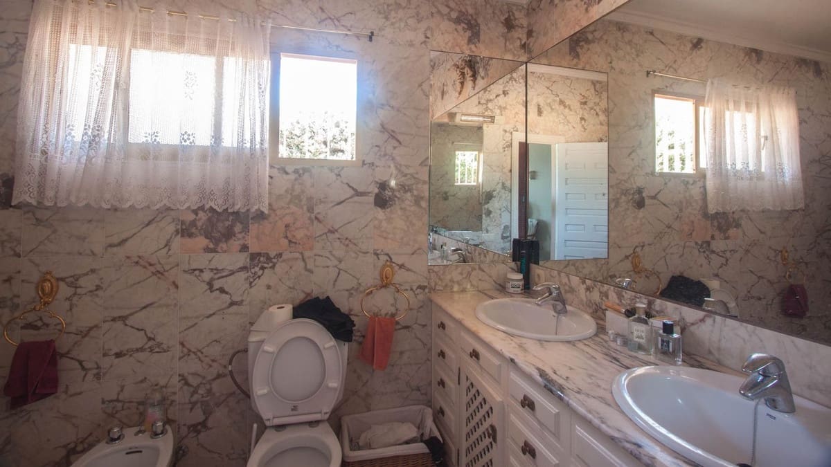 4 bedroom Villa for sale in Estepona - € 2,400,000 (Ref: 9524891)