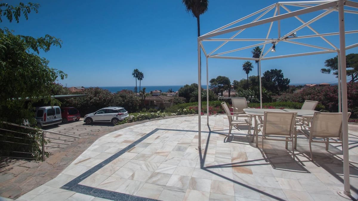 4 bedroom Villa for sale in Estepona - € 2,400,000 (Ref: 9524891)