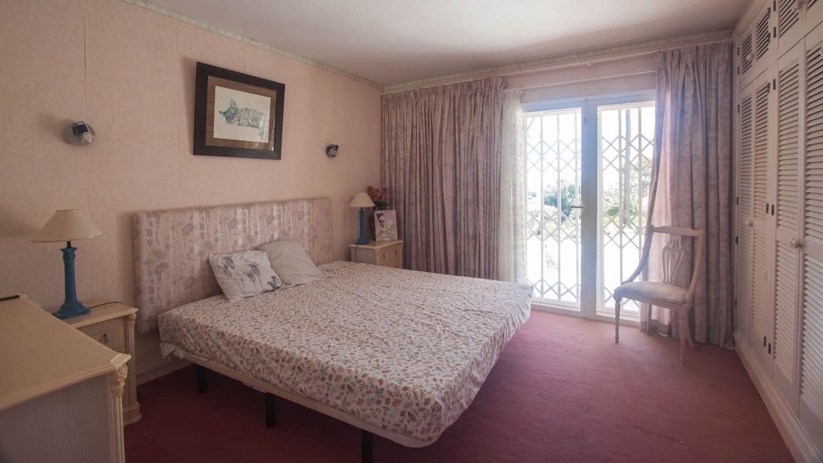 4 bedroom Villa for sale in Estepona - € 2,400,000 (Ref: 9524891)