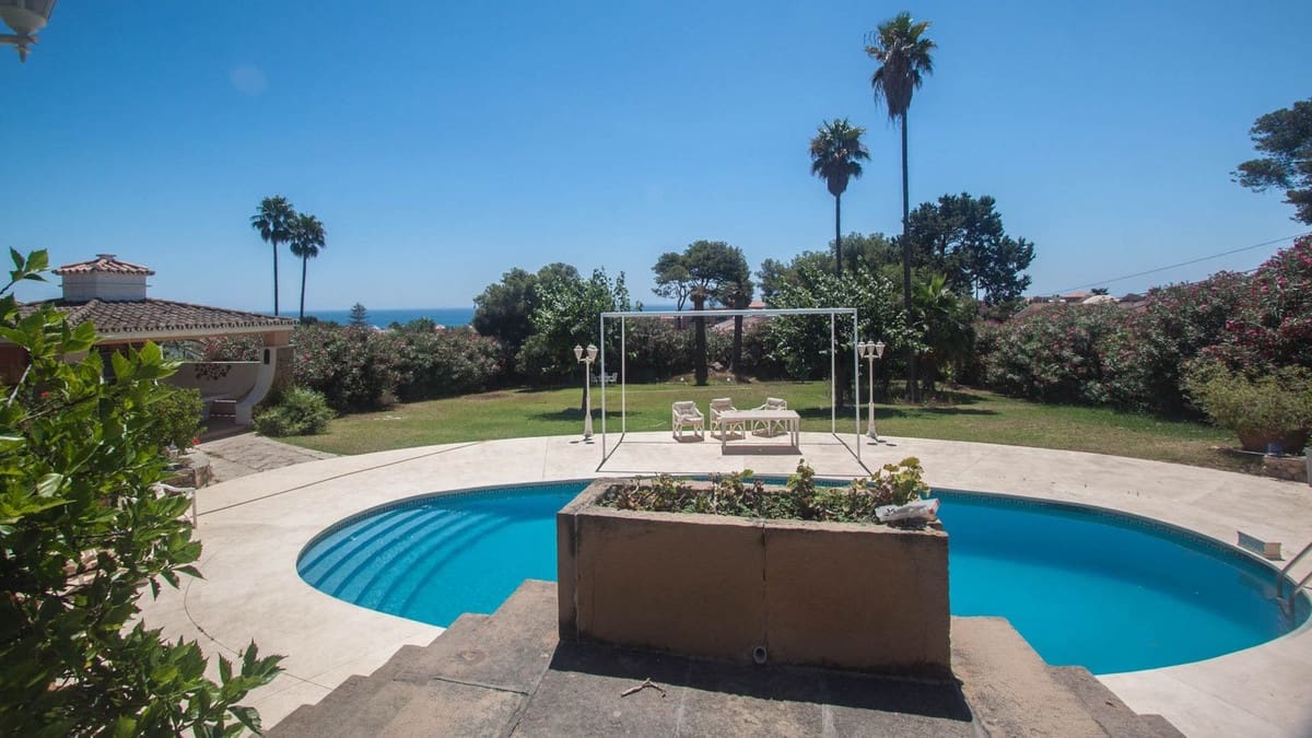 4 bedroom Villa for sale in Estepona - € 2,400,000 (Ref: 9524891)