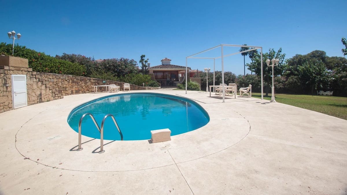 4 bedroom Villa for sale in Estepona - € 2,400,000 (Ref: 9524891)