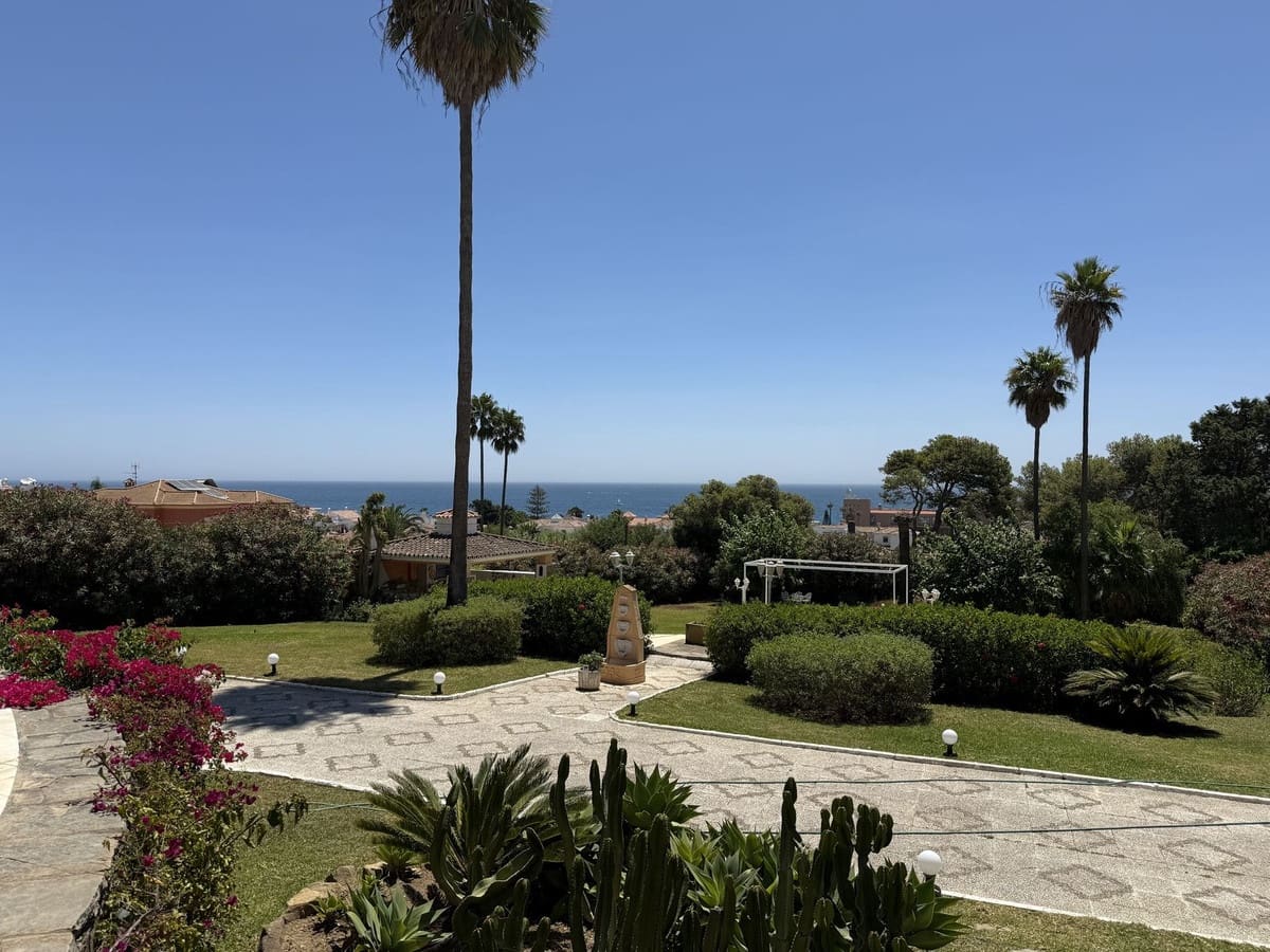 4 bedroom Villa for sale in Estepona - € 2,400,000 (Ref: 9524891)