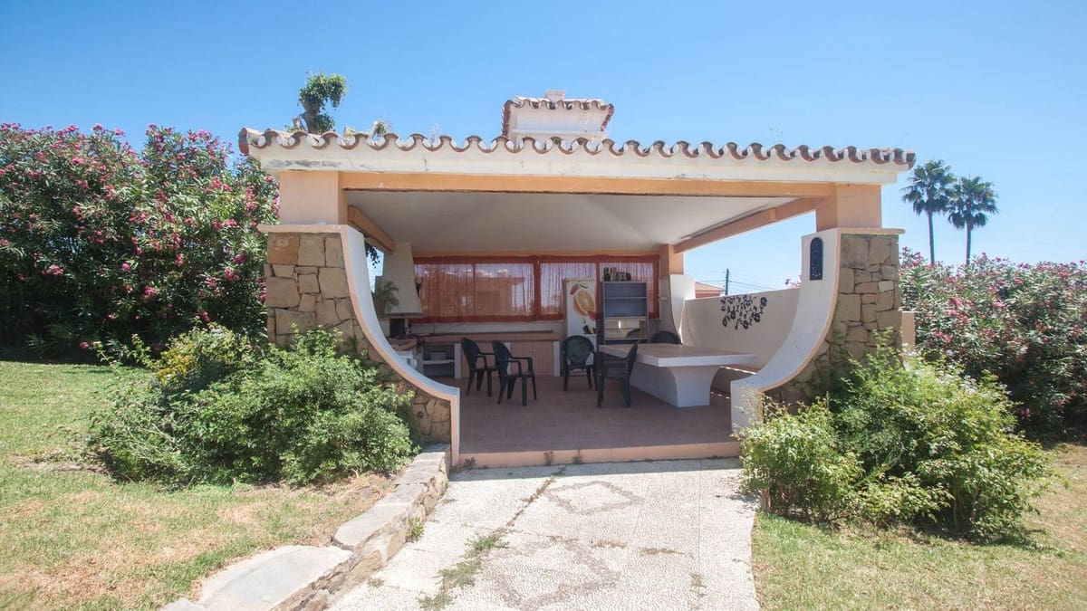 4 bedroom Villa for sale in Estepona - € 2,400,000 (Ref: 9524891)