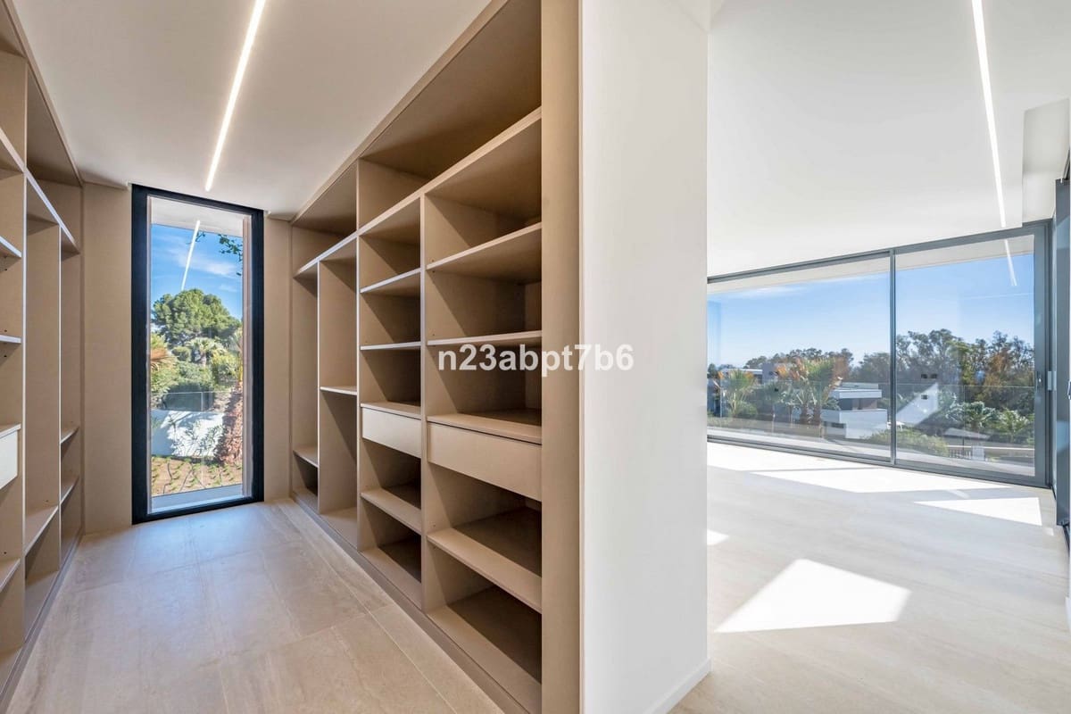 5 bedroom Villa for sale in Sotogrande - € 3,350,000 (Ref: 9524894)