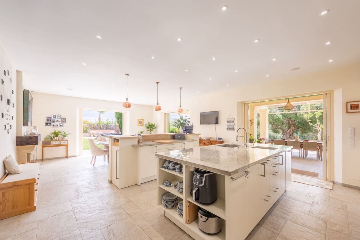 7 bedroom Villa for sale in Sotogrande - € 2,950,000 (Ref: 9524897)