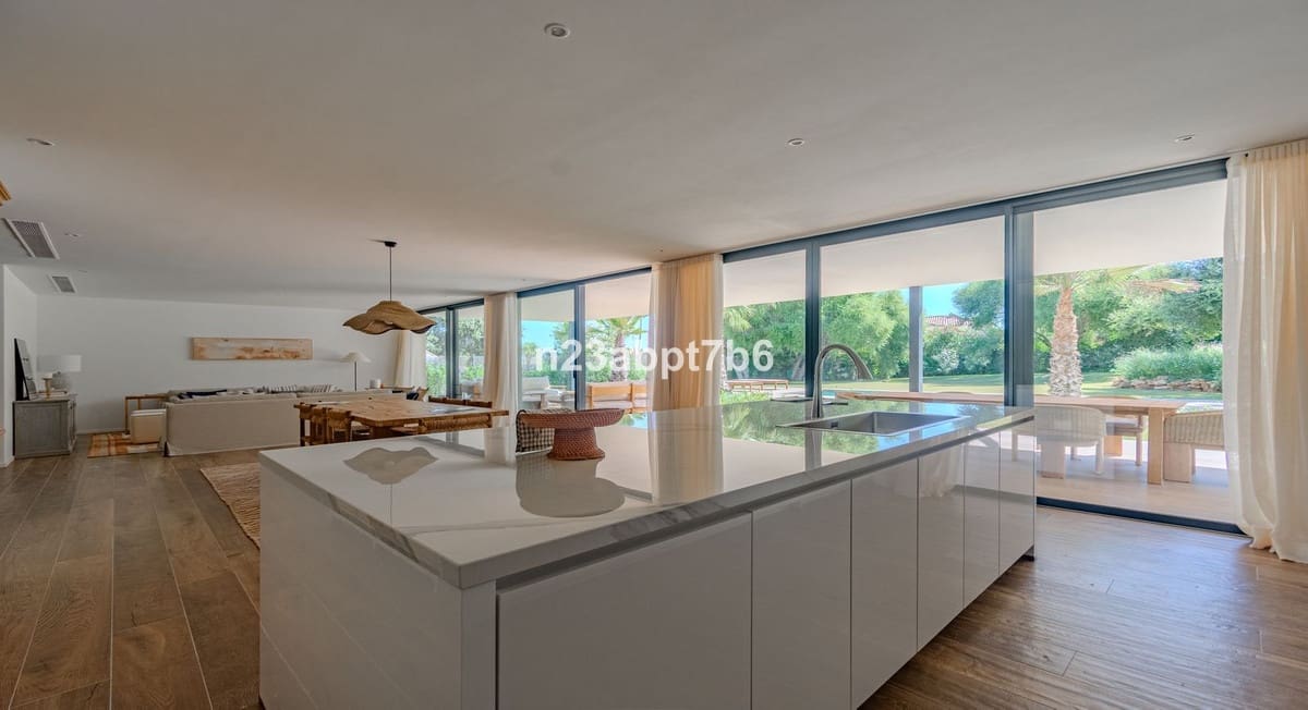 5 bedroom Villa for sale in Sotogrande with garage - € 2,850,000 (Ref: 9524898)