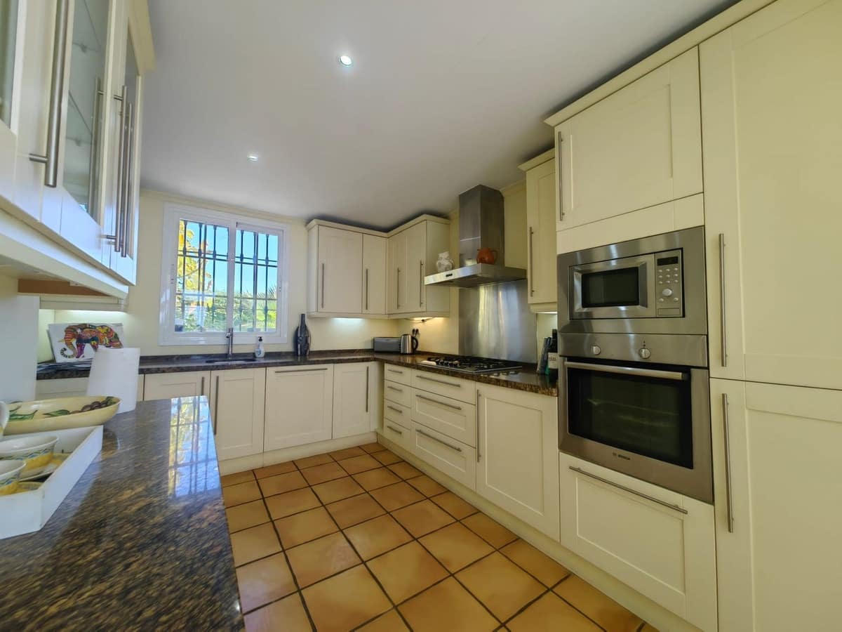 3 soveværelse Villa til salg i Estepona - € 1.200.000 (Ref: 9532299)