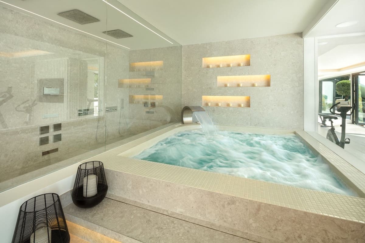 5 bedroom Villa for sale in Nueva Andalucia - € 10,950,000 (Ref: 9544504)