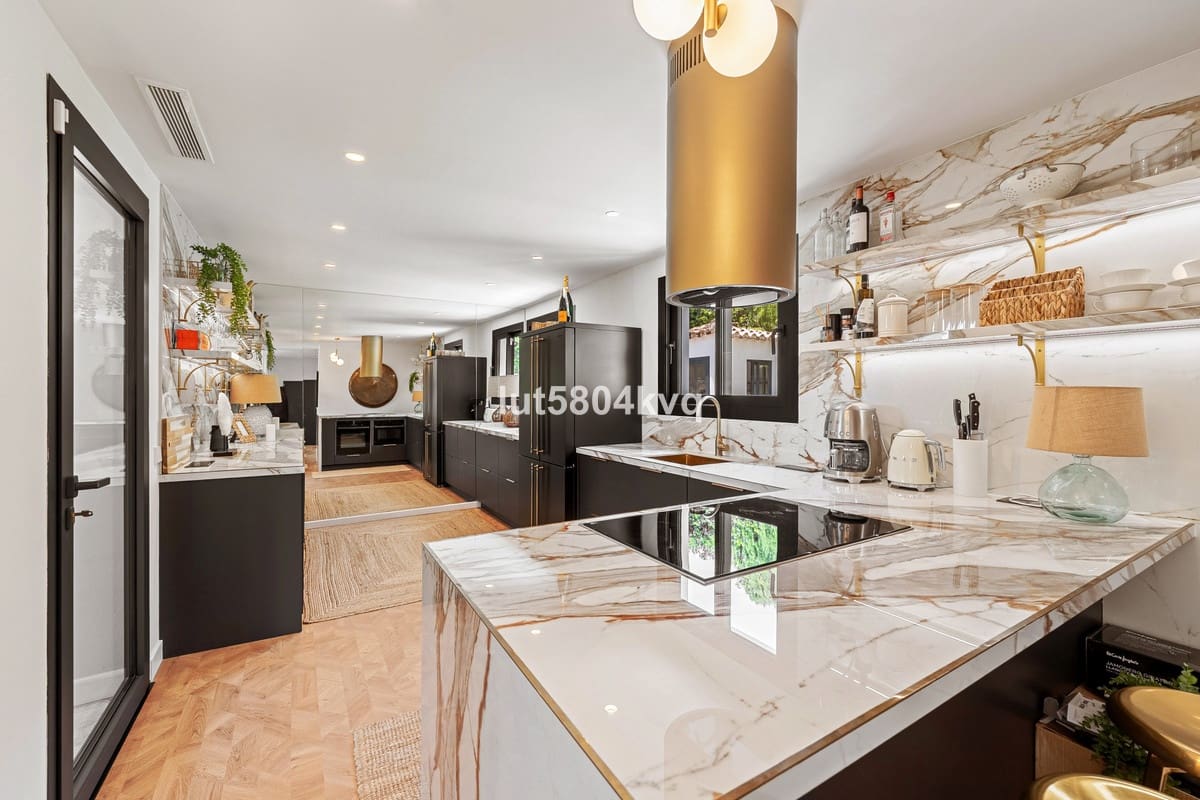 4 slaapkamer Villa te koop in Nueva Andalucia - € 2.700.000 (Ref: 9544506)