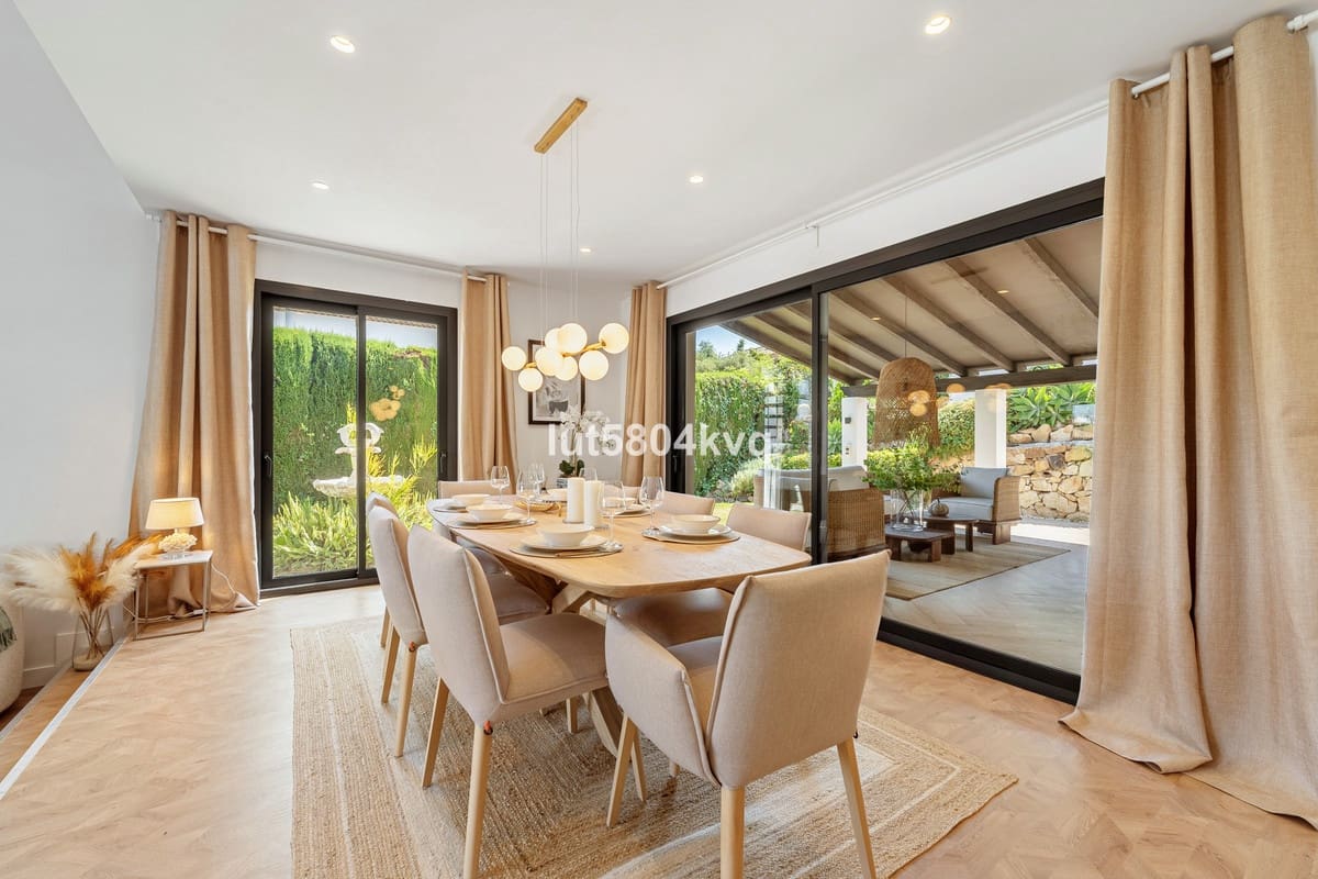 4 slaapkamer Villa te koop in Nueva Andalucia - € 2.700.000 (Ref: 9544506)