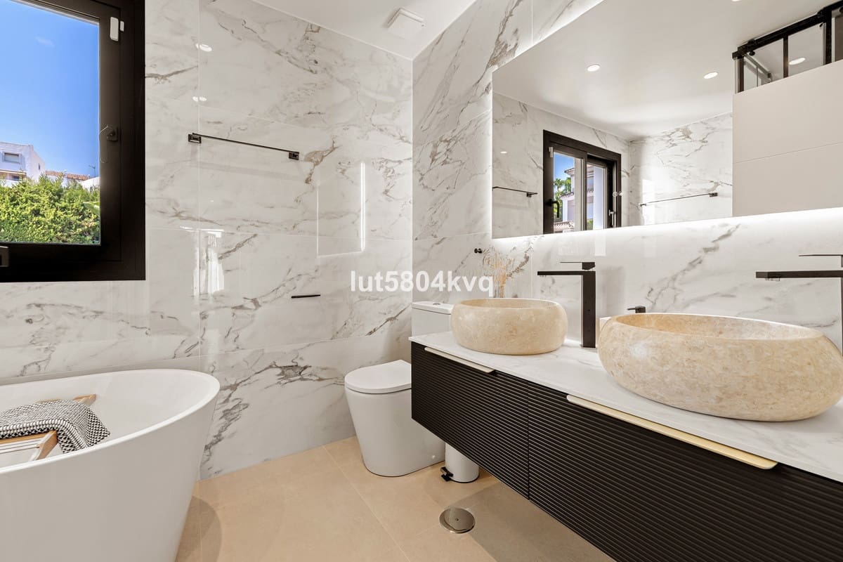 4 slaapkamer Villa te koop in Nueva Andalucia - € 2.700.000 (Ref: 9544506)