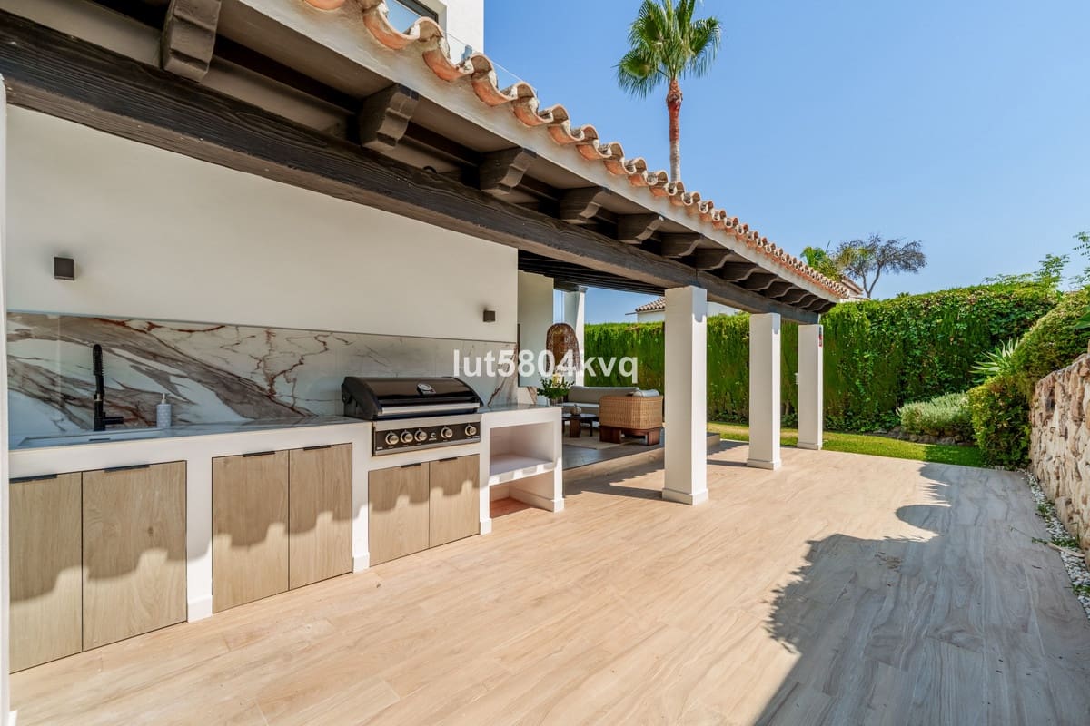 4 slaapkamer Villa te koop in Nueva Andalucia - € 2.700.000 (Ref: 9544506)