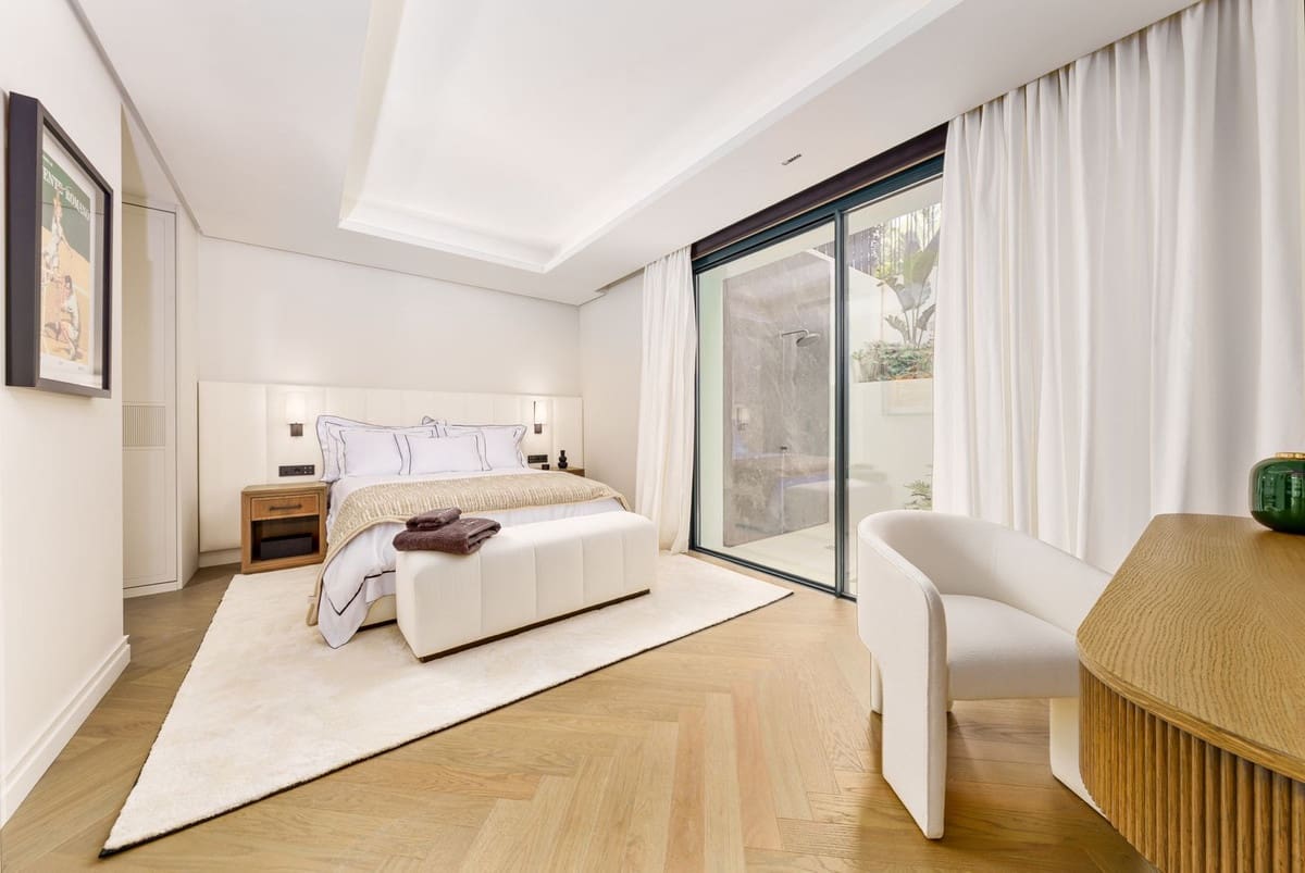 5 bedroom Villa for sale in Nueva Andalucia - € 8,300,000 (Ref: 9544509)