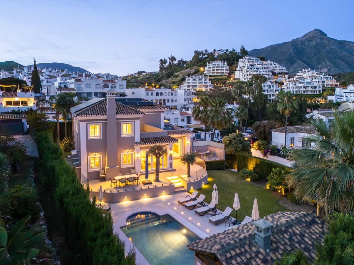 6 sovrum Villa till salu i Nueva Andalucia med garage - 3 650 000 € (Ref: 9544511)