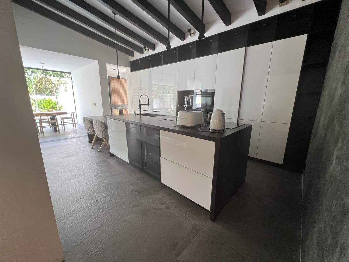 4 slaapkamer Villa te koop in Nueva Andalucia - € 1.595.000 (Ref: 9544513)