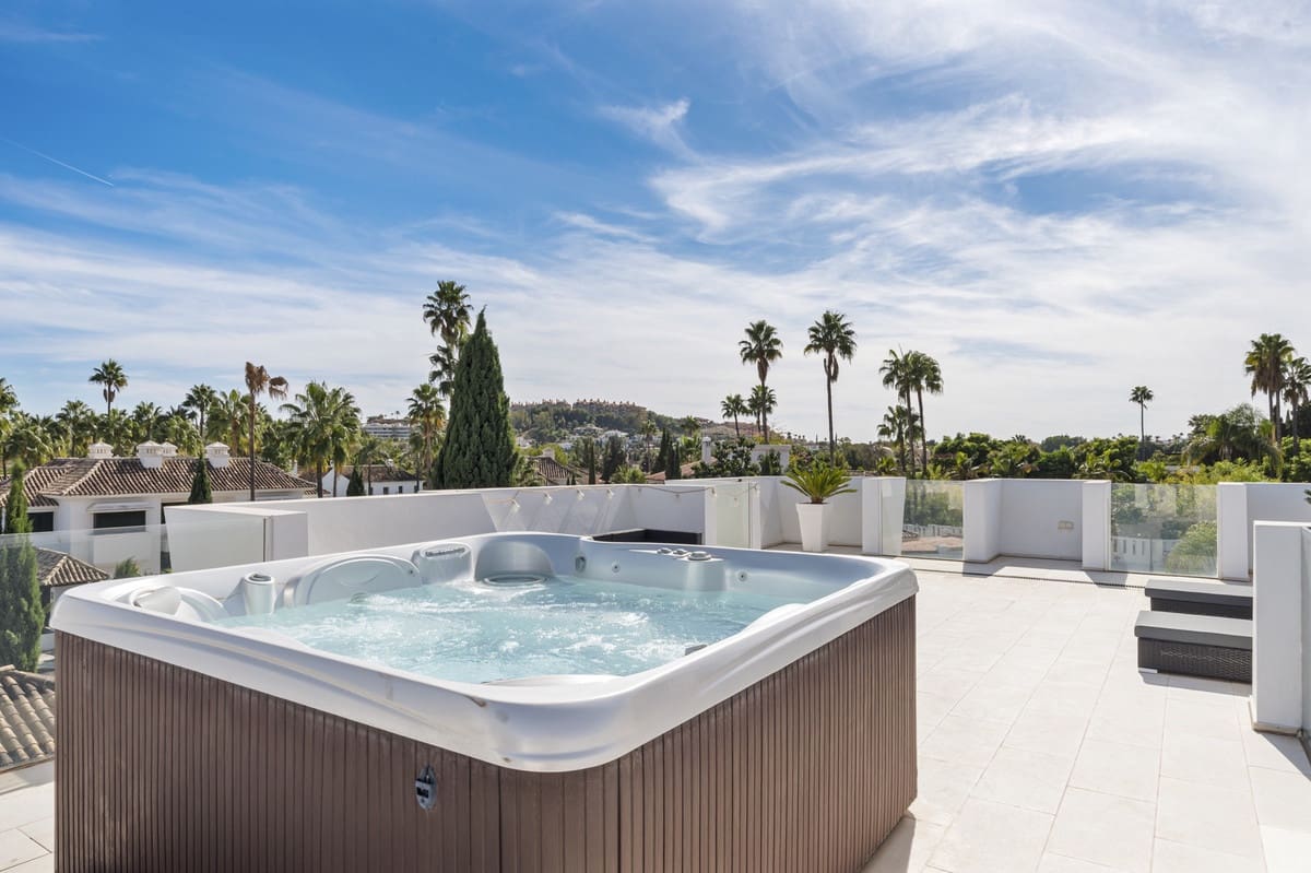 Chalet de 5 habitaciones en Nueva Andalucia en venta - 3.390.000 € (Ref: 9544519)