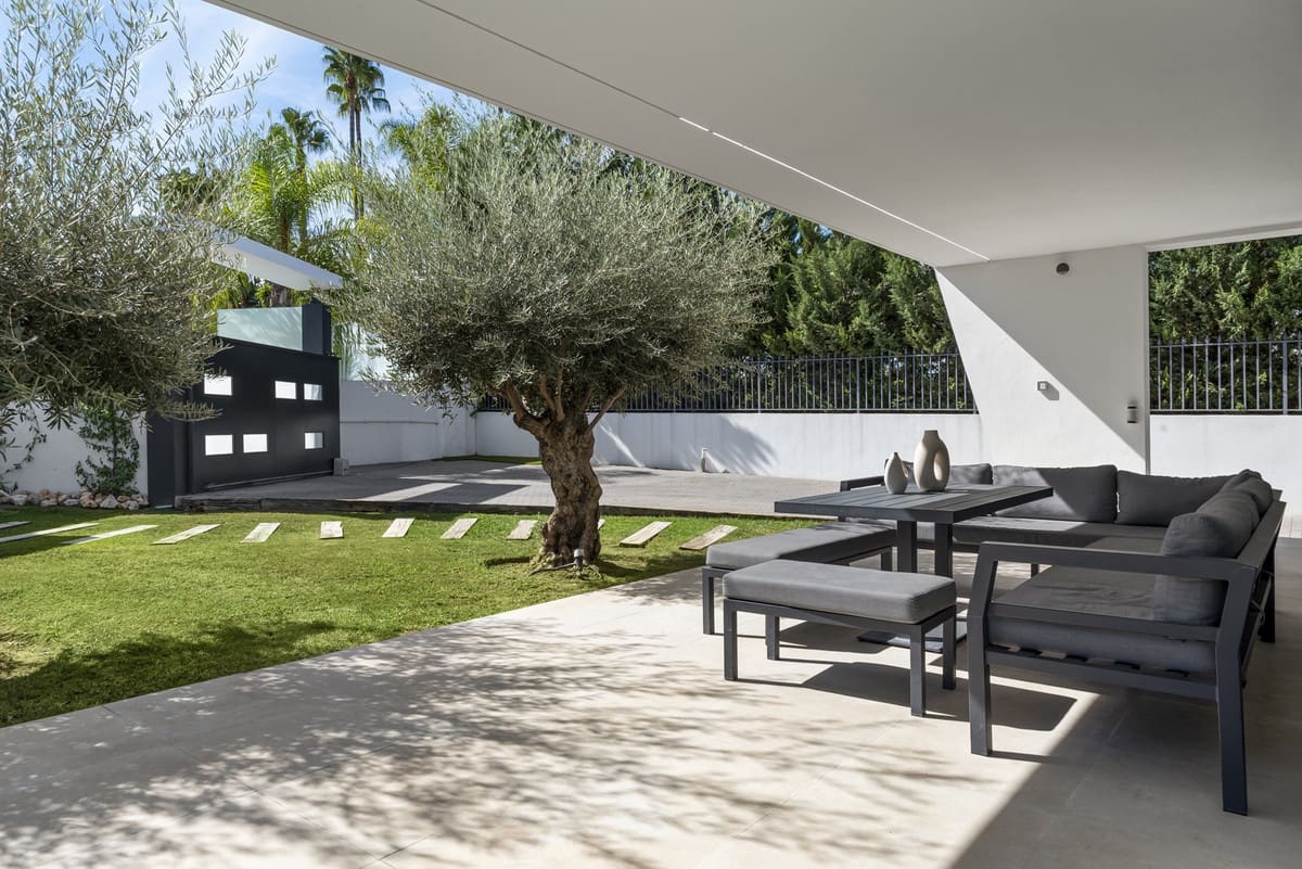 Chalet de 5 habitaciones en Nueva Andalucia en venta - 3.390.000 € (Ref: 9544519)