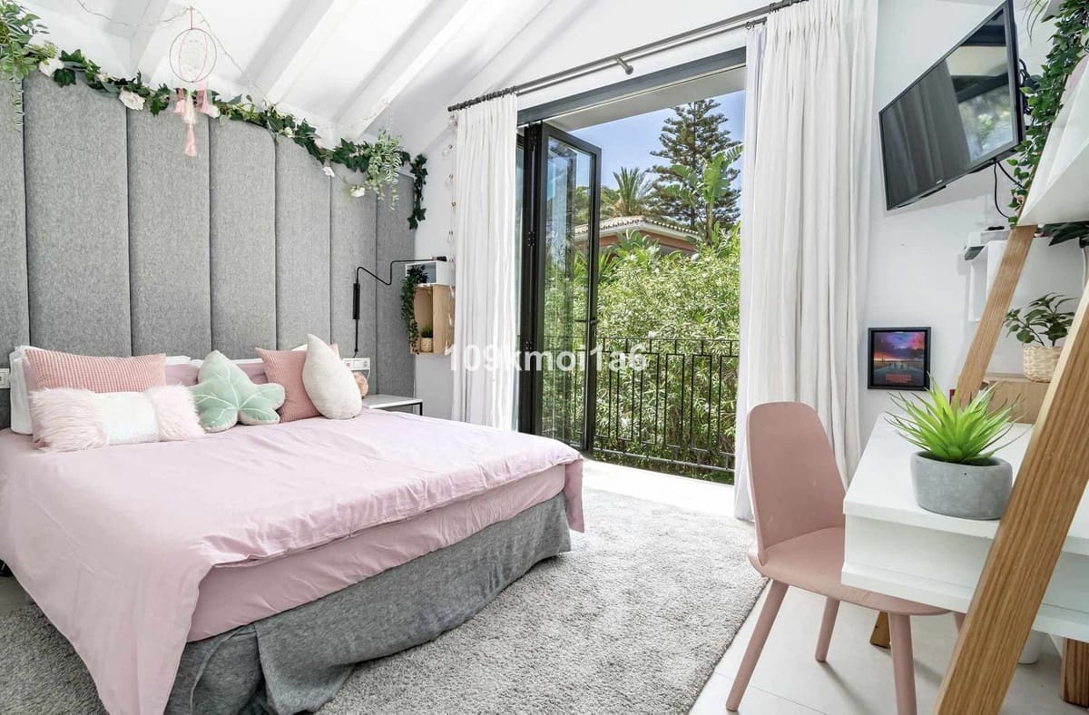 4 bedroom Villa for sale in Nueva Andalucia - € 4,495,000 (Ref: 9544520)