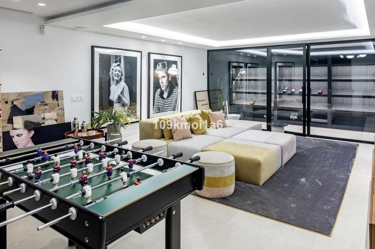 4 bedroom Villa for sale in Nueva Andalucia - € 4,495,000 (Ref: 9544520)