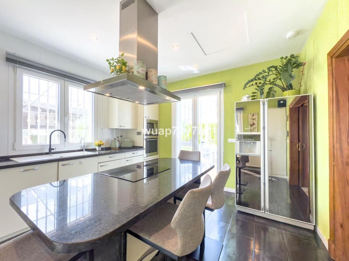 4 soveværelse Villa til salg i Istan med garage - € 999.000 (Ref: 9544523)