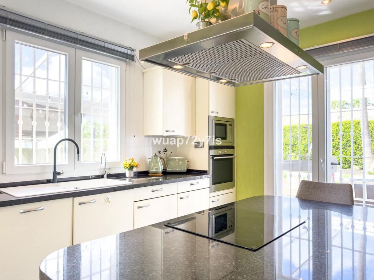 4 camera da letto Villa in vendita in Istan con garage - 999.000 € (Rif: 9544523)