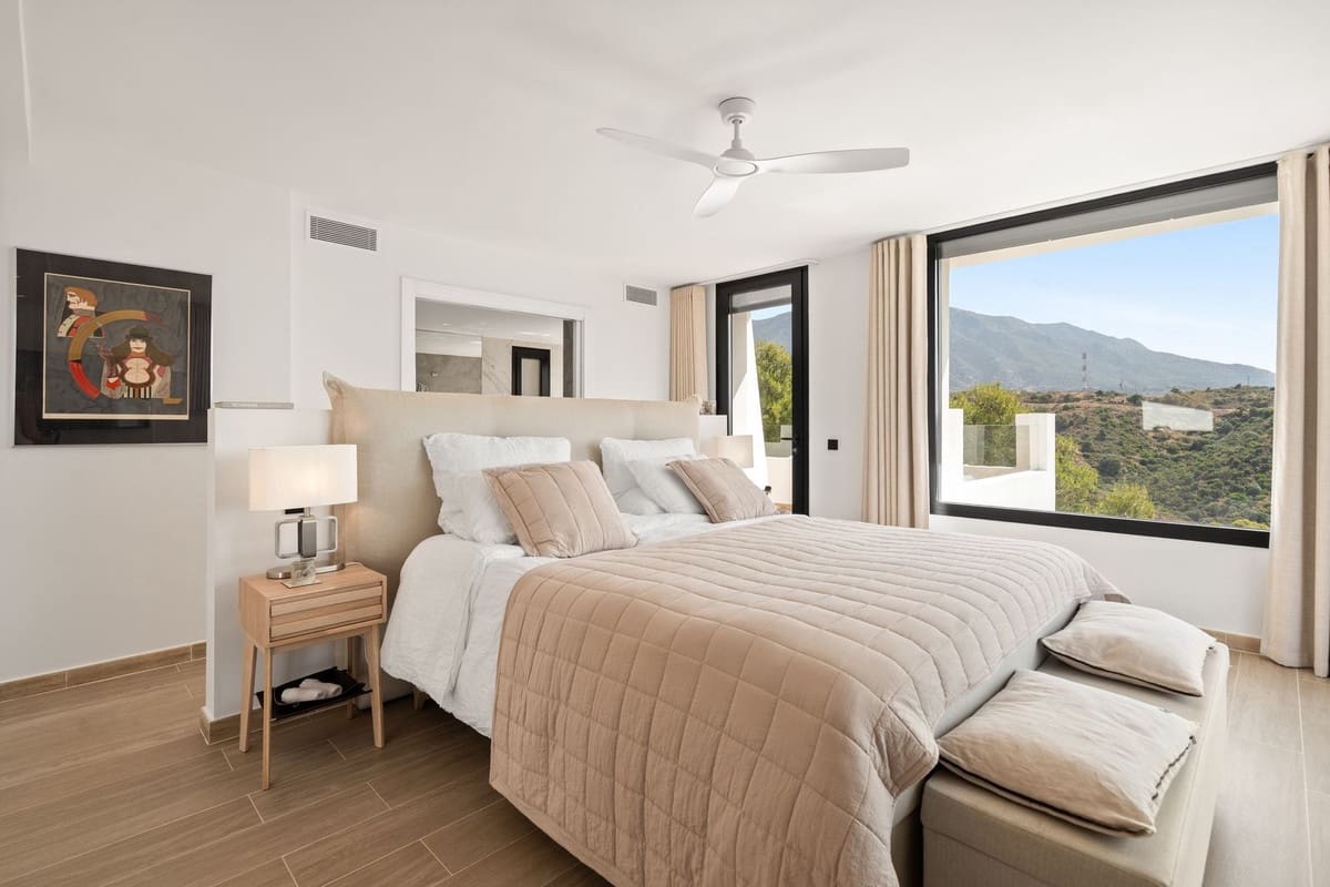 5 bedroom Villa for sale in Nueva Andalucia - € 4,950,000 (Ref: 9544524)