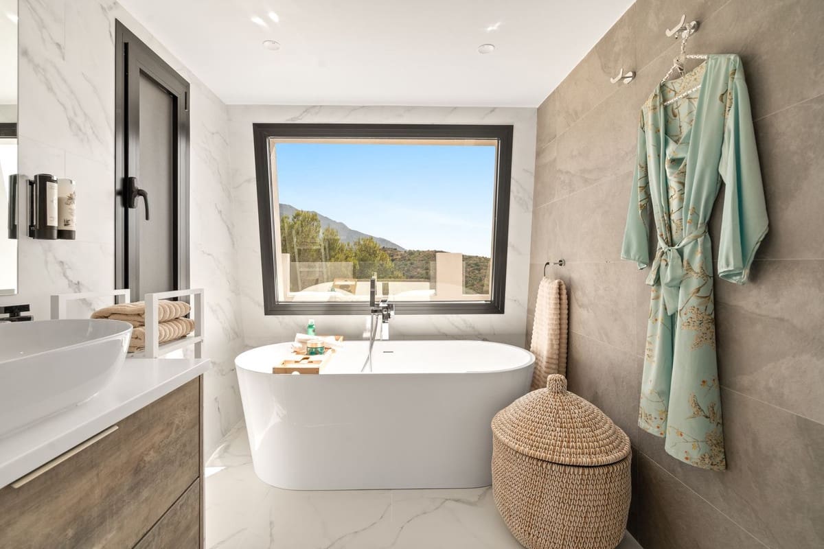 5 bedroom Villa for sale in Nueva Andalucia - € 4,950,000 (Ref: 9544524)