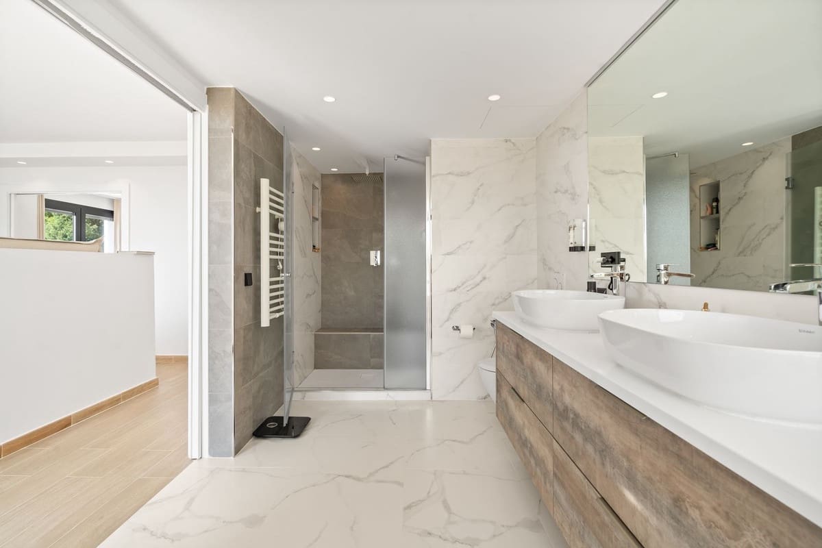 5 bedroom Villa for sale in Nueva Andalucia - € 4,950,000 (Ref: 9544524)