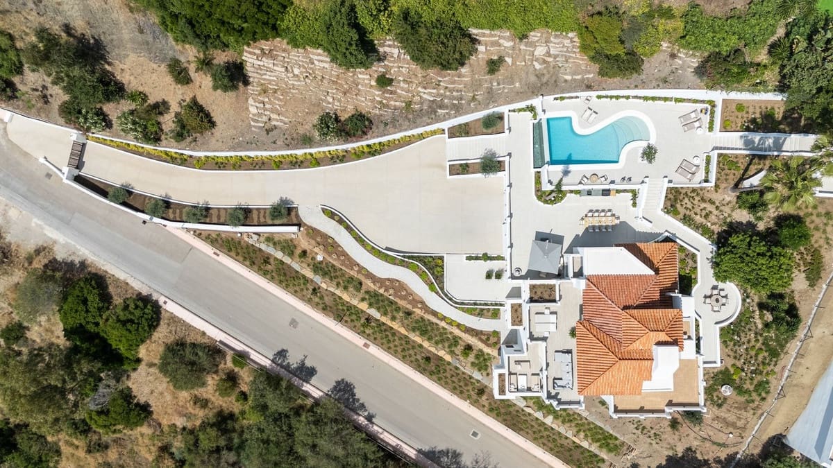 5 bedroom Villa for sale in Nueva Andalucia - € 4,950,000 (Ref: 9544524)