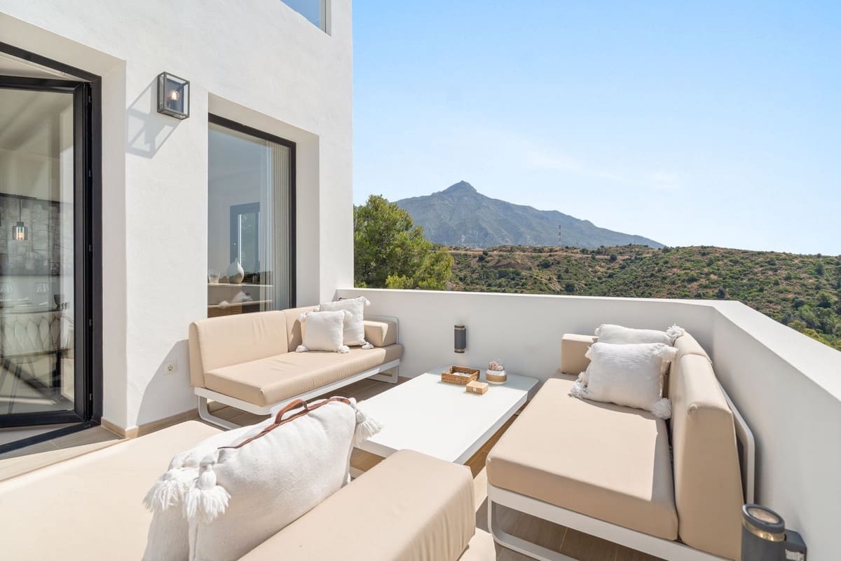 5 bedroom Villa for sale in Nueva Andalucia - € 4,950,000 (Ref: 9544524)