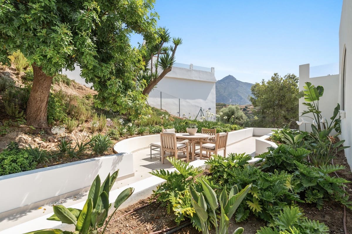 5 bedroom Villa for sale in Nueva Andalucia - € 4,950,000 (Ref: 9544524)
