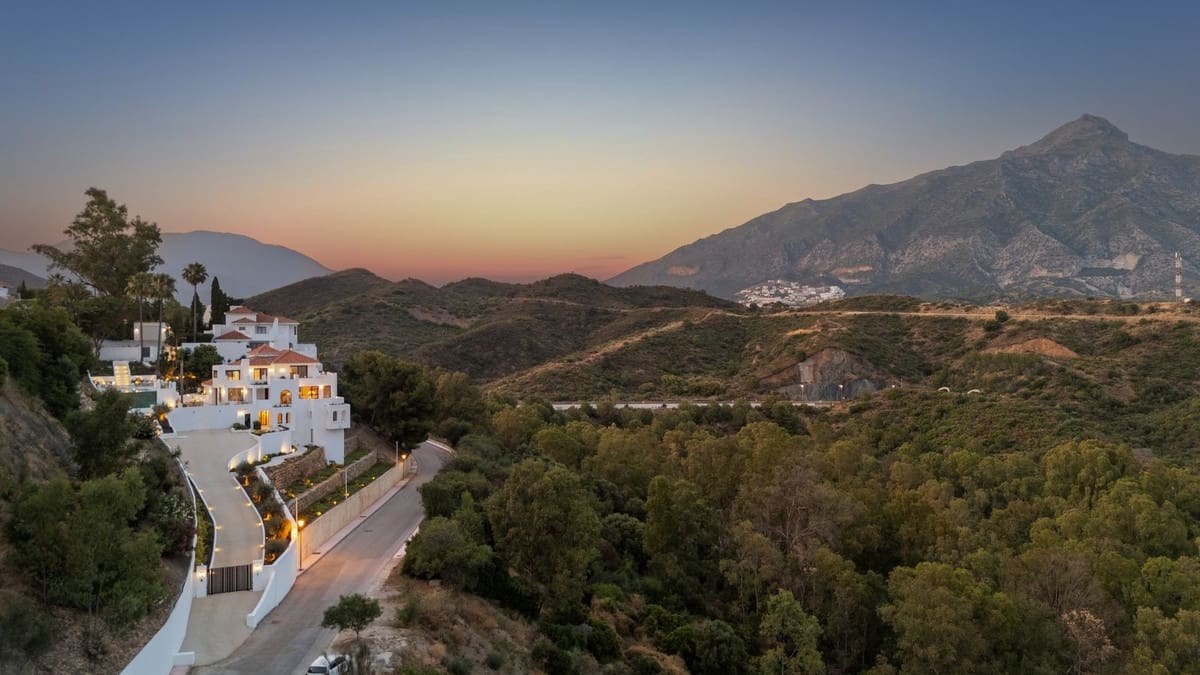 5 bedroom Villa for sale in Nueva Andalucia - € 4,950,000 (Ref: 9544524)