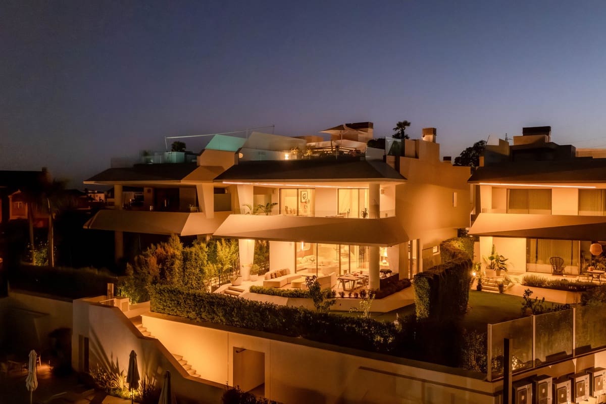 Chalet de 4 habitaciones en Nueva Andalucia en venta - 4.495.000 € (Ref: 9544525)