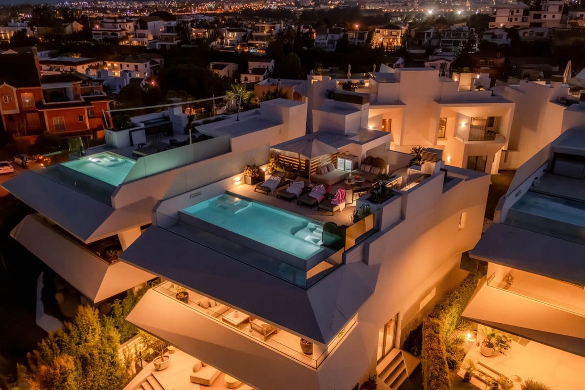 Chalet de 4 habitaciones en Nueva Andalucia en venta - 4.495.000 € (Ref: 9544525)