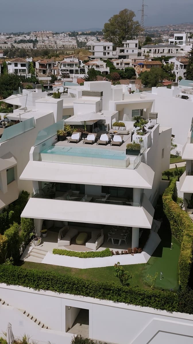 Chalet de 4 habitaciones en Nueva Andalucia en venta - 4.495.000 € (Ref: 9544525)