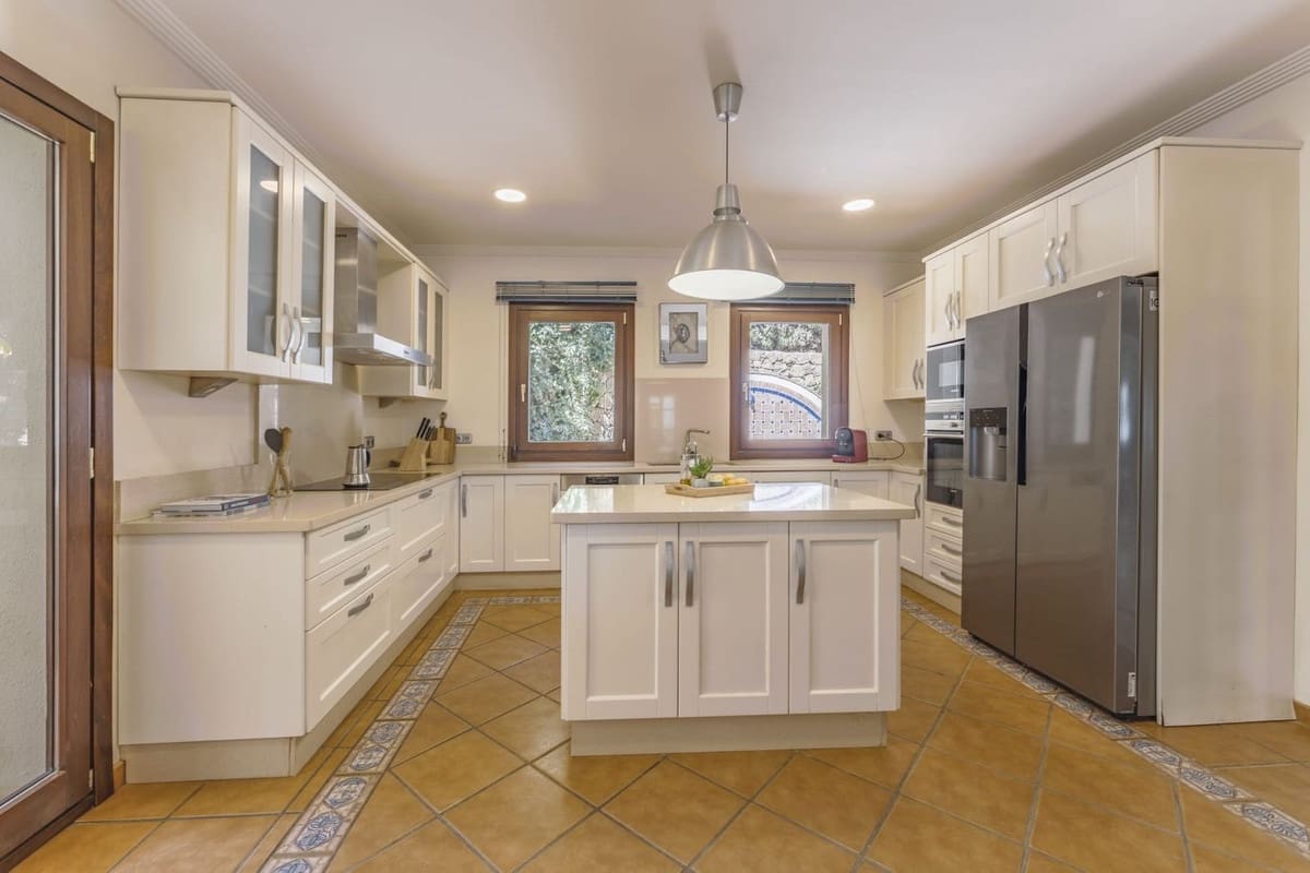 6 sypialnia Willa na sprzedaż w Nueva Andalucia - 4 100 000 € (Ref: 9544526)