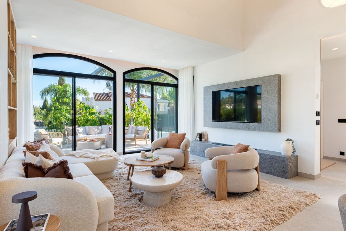 4 bedroom Villa for sale in Nueva Andalucia with garage - € 3,495,000 (Ref: 9544531)