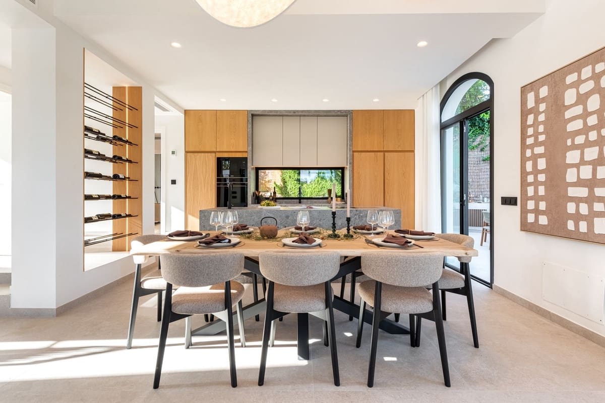 4 bedroom Villa for sale in Nueva Andalucia with garage - € 3,495,000 (Ref: 9544531)