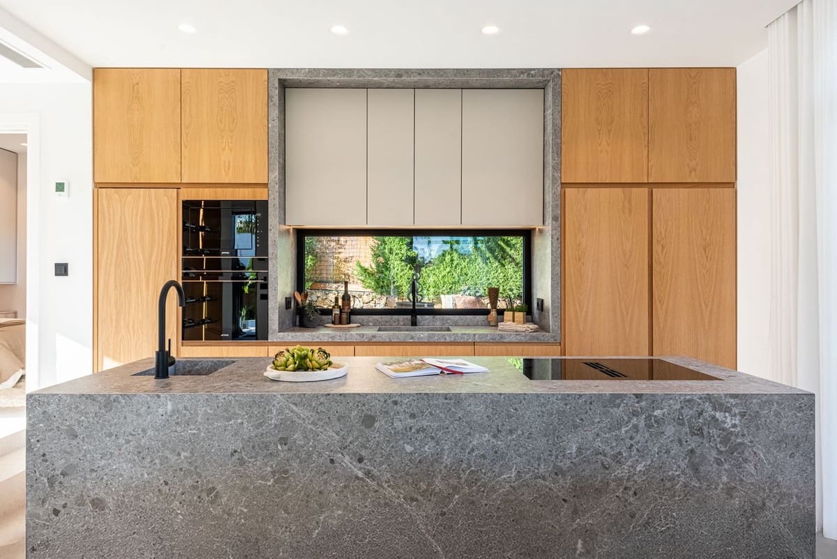 4 bedroom Villa for sale in Nueva Andalucia with garage - € 3,495,000 (Ref: 9544531)