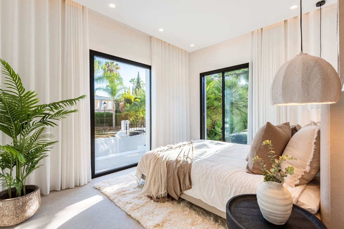 4 bedroom Villa for sale in Nueva Andalucia with garage - € 3,495,000 (Ref: 9544531)